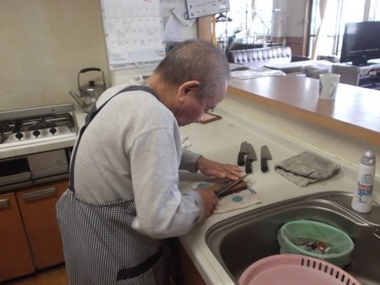 調理補助する高齢者