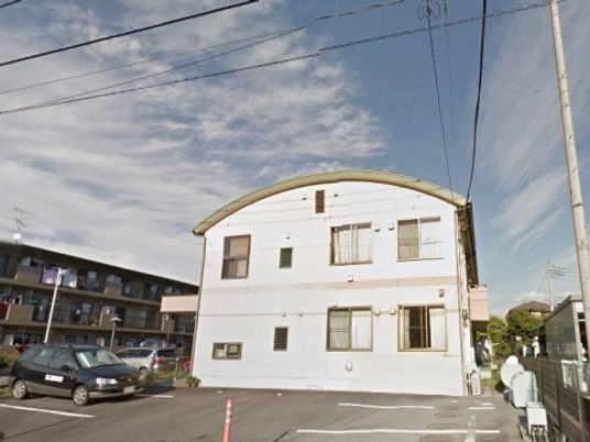 明るい外観の建物