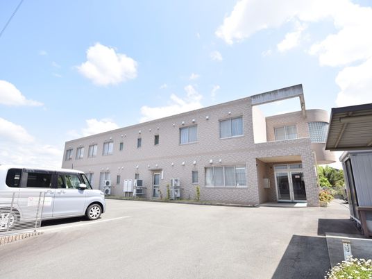 明るい外観の建物エントランス