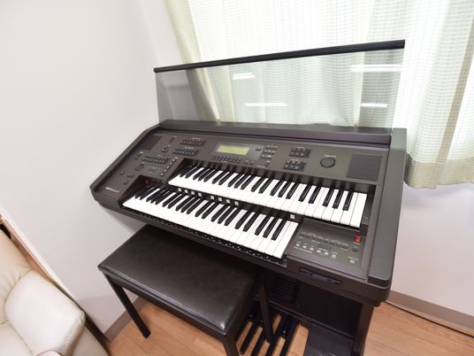 エレクトーンと椅子のある部屋
