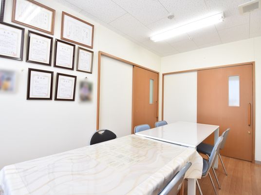 賞状飾る会議室