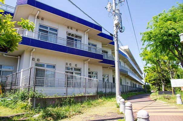 緑豊かな建物外観