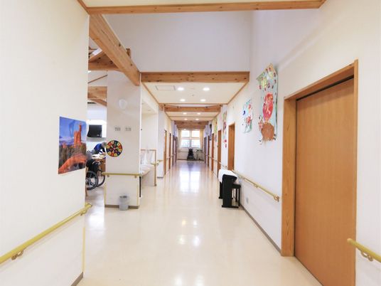 明るい廊下と掲示物