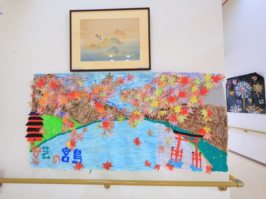 壁に掛けられた手作り絵画