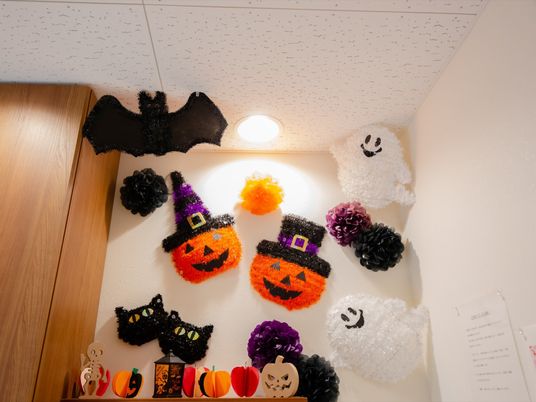 ハロウィンの装飾が施された壁