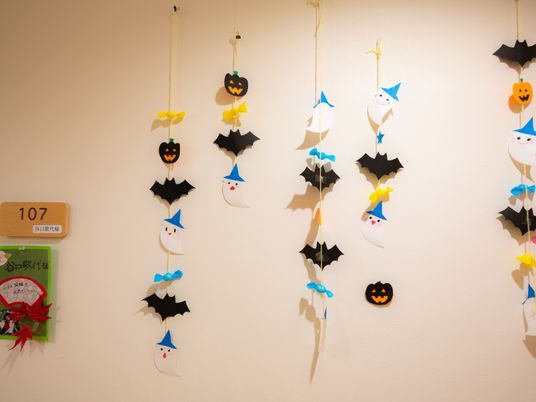 ハロウィーン飾り付けの廊下