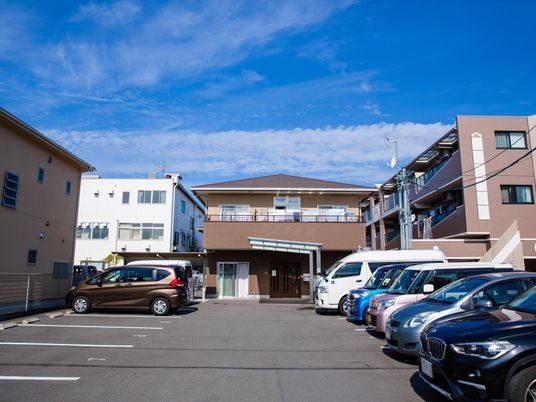 広々とした駐車場と建物