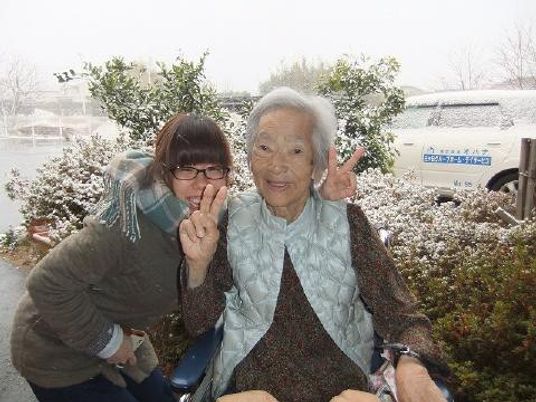 雪景色を背に笑顔の二人