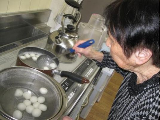 料理をする人の姿