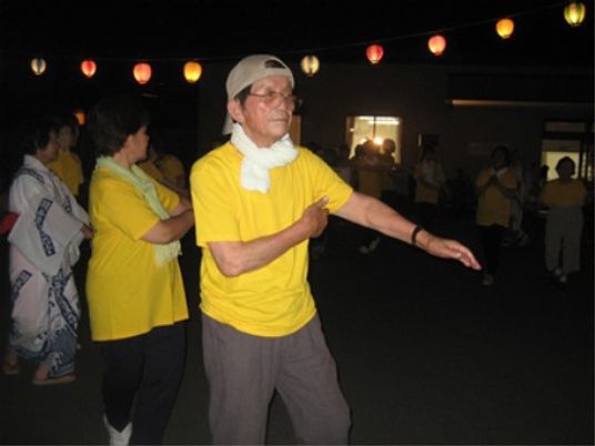 夜のイベントを楽しむ人々