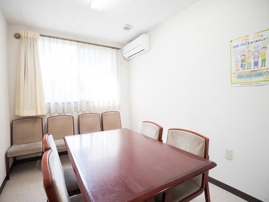 会議用のテーブルと椅子