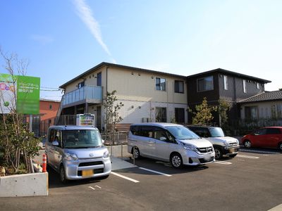 施設外観と駐車場