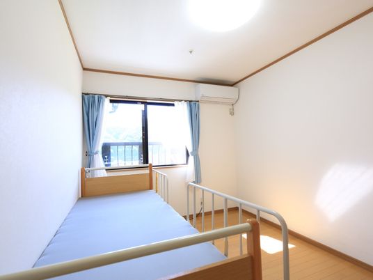 明るい個室の居室