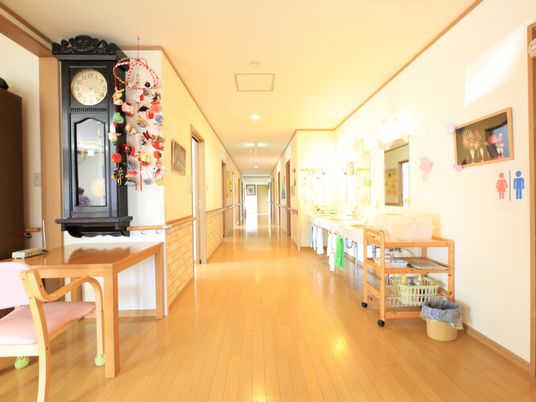 温かみのある廊下の風景