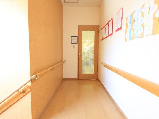 明るい廊下と安全手すり