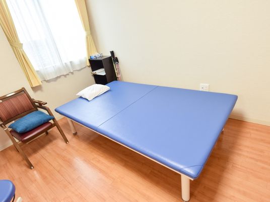 機能訓練用ベッドのある部屋