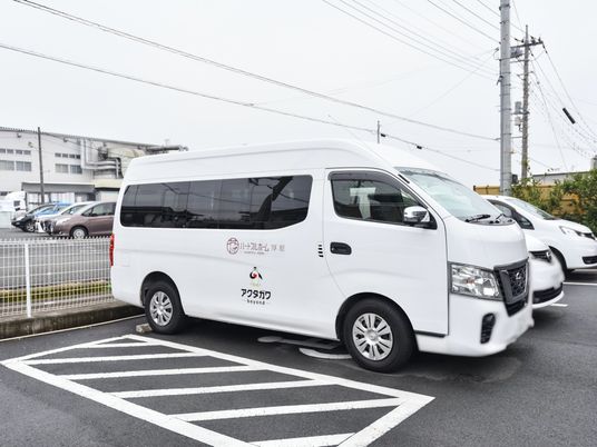 白い福祉車両が停車中
