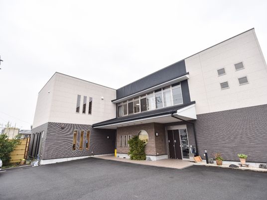 モダンな建物の外観