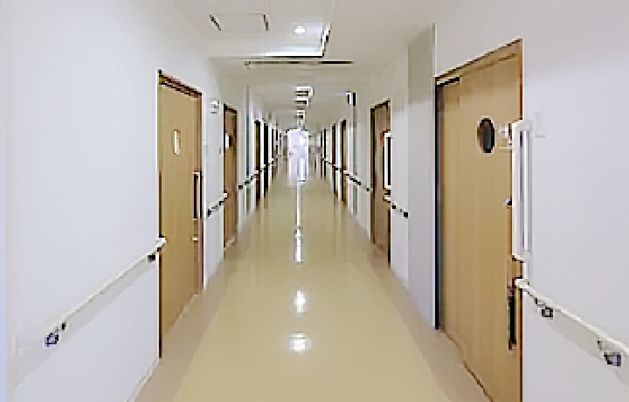 明るく清潔な廊下