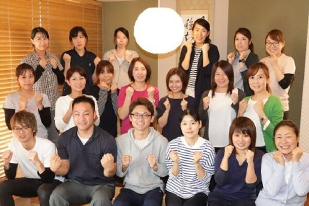 笑顔のスタッフ集合 