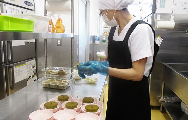 調理の様子を示すキッチン
