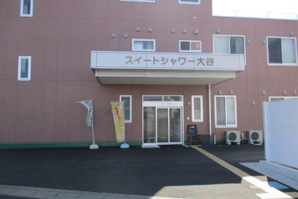 エントランスの明るい外観