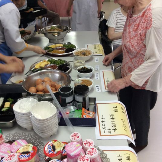 食事を選ぶ風景