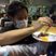 利用者に食事を配る職員