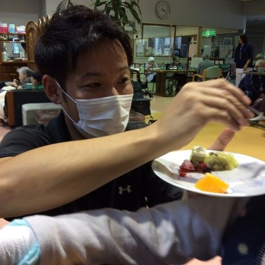 利用者に食事を配る職員