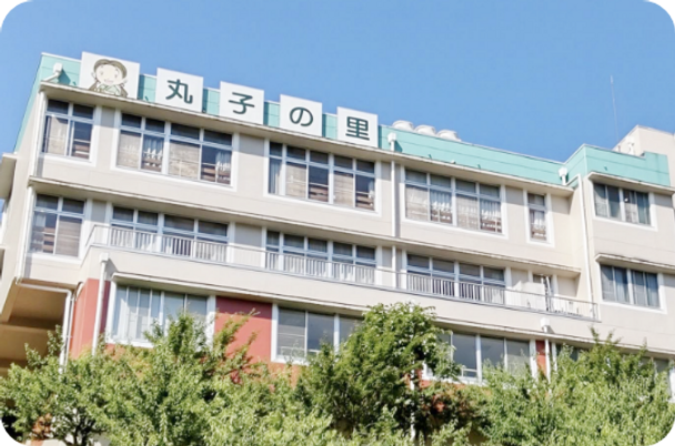 明るい外観の建物