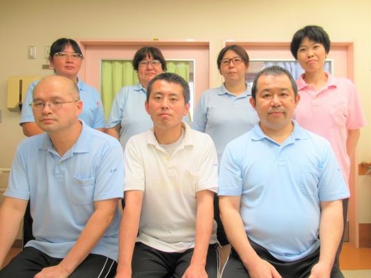 笑顔のスタッフたちの集合写真
