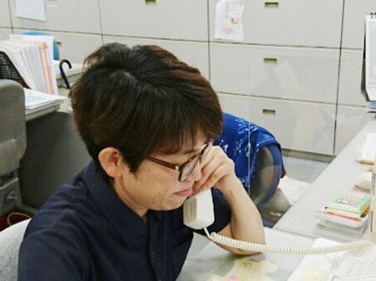 電話対応をするスタッフ