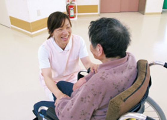 笑顔のスタッフと利用者の室内
