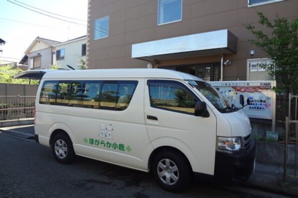 送迎車が停まる外観