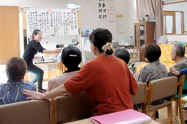 活動する人々の多目的室