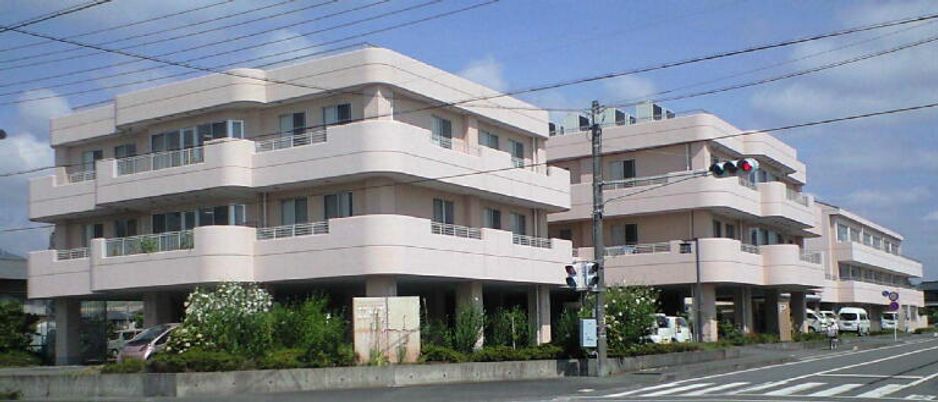 ピンク色の建物外観
