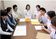 会議をするスタッフの姿