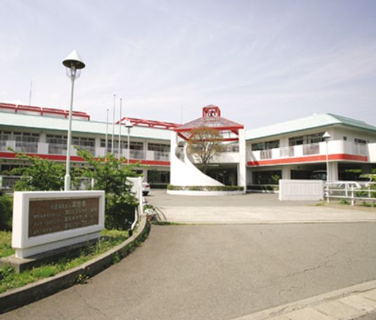 広々とした建物外観