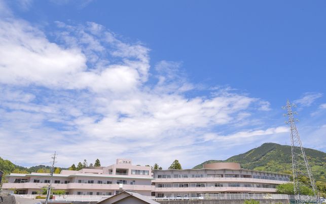 青空と建物の外観