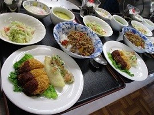 美味しそうな食事の食堂
