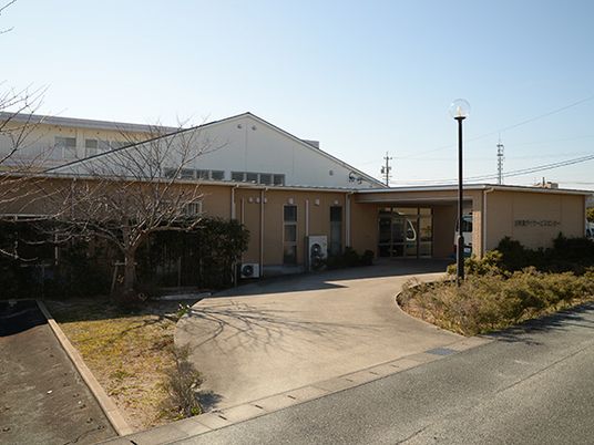 入り口が見える建物外観