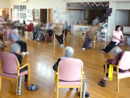 活動中のスタッフと利用者