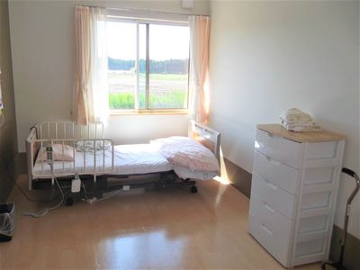 明るい個室の居室