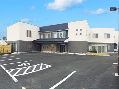 広々とした建物外観
