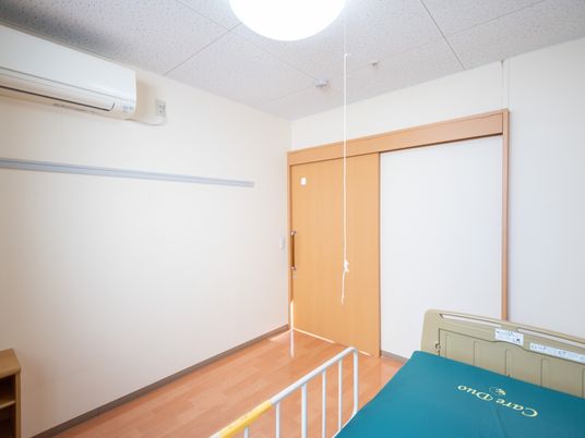 居室の扉とベッド