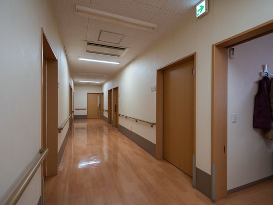 清潔な施設の廊下