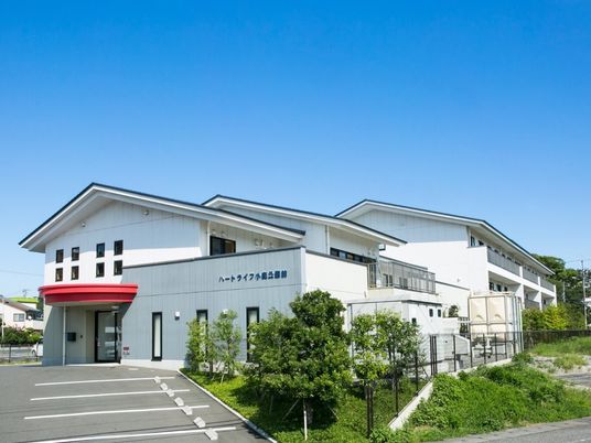 白い建物の外観
