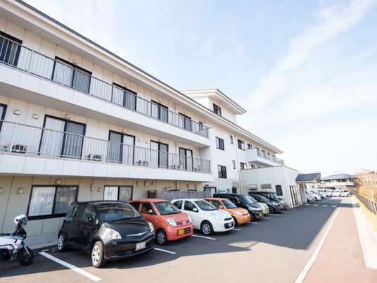 施設の駐車場と外観