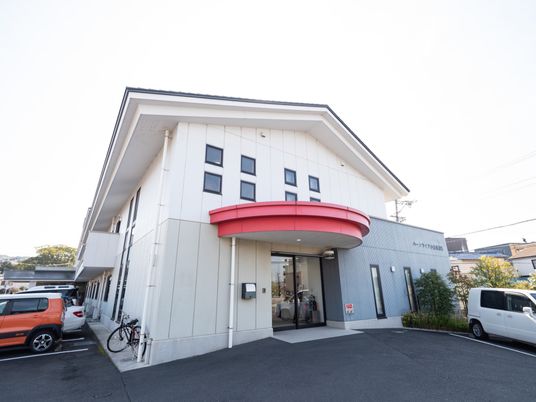白い建物の外観