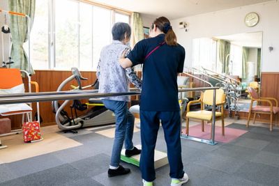 支援を受ける利用者とスタッフの機能訓練室